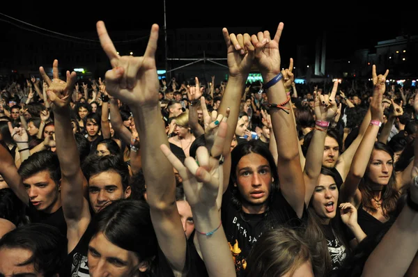 Headbanging multidão em um concerto de rock — Fotografia de Stock