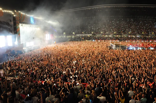 DJ wykonuje koncertu na scenie — Zdjęcie stockowe