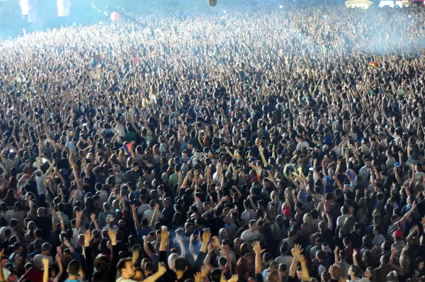 Parti kalabalık bir konserde — Stok fotoğraf