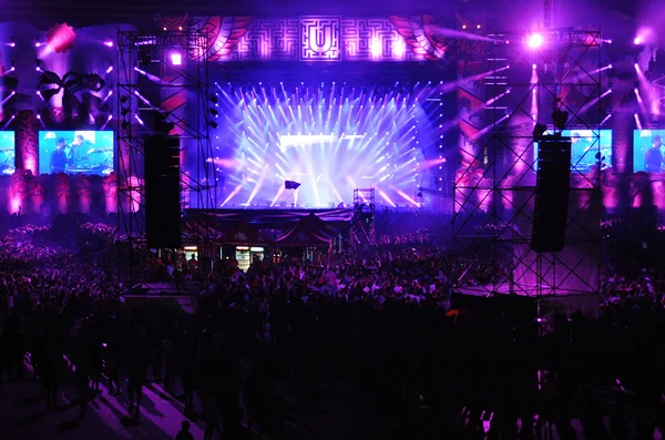 Живой концерт на главной сцене фестиваля Untold — стоковое фото
