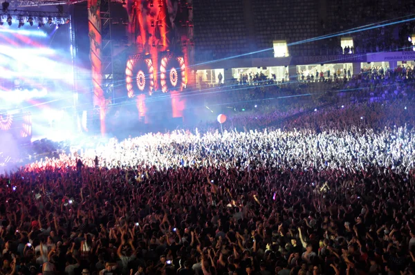 Partying crowd at a concert — Stock Photo, Image