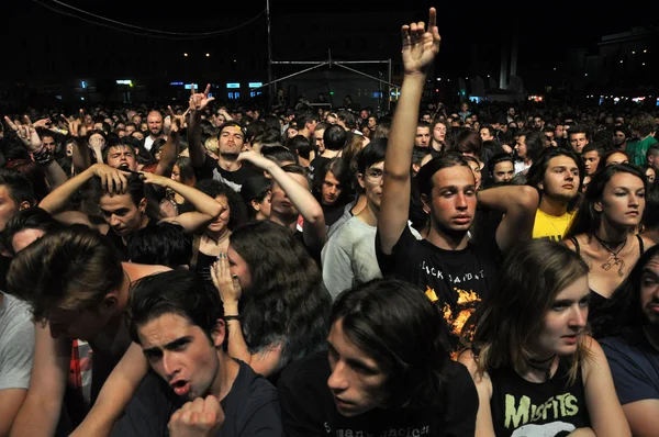 La multitud golpeando la cabeza en un concierto de rock — Foto de Stock