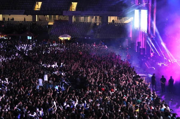 Foule de gens avec les mains levées lors d'un concert — Photo