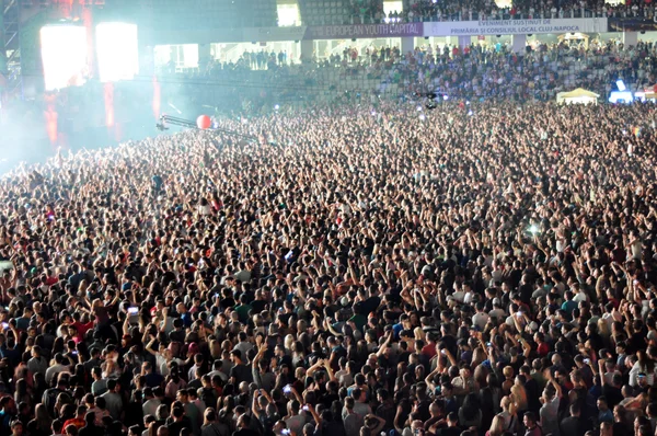 Multidão em festa num concerto — Fotografia de Stock