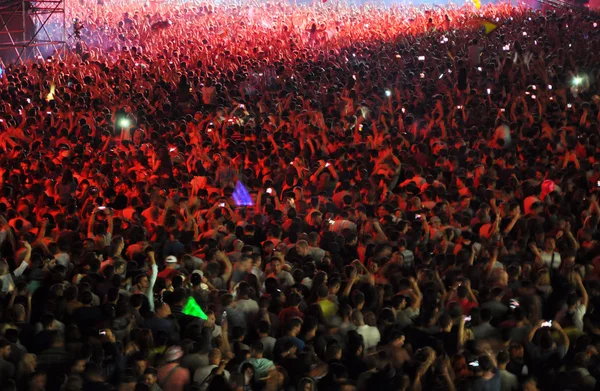 Multidão em festa num concerto — Fotografia de Stock