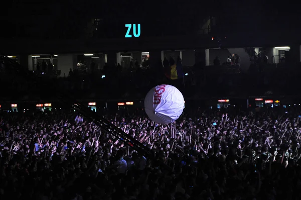 Multitud de personas con las manos levantadas en un concierto — Foto de Stock