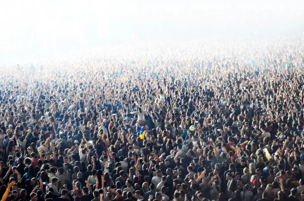 Multidão em festa num concerto — Fotografia de Stock