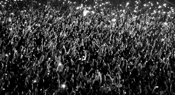 Multidão em festa num concerto — Fotografia de Stock