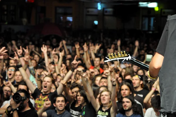 Headbanging multidão em um concerto de rock — Fotografia de Stock