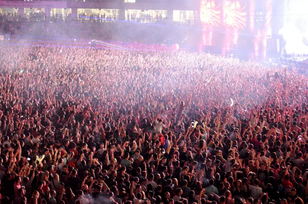 İnsanlar bir canlı konser