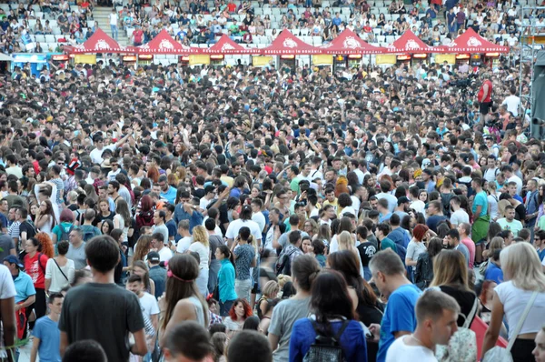 Multitud en un estadio en un concierto en vivo — Foto de Stock
