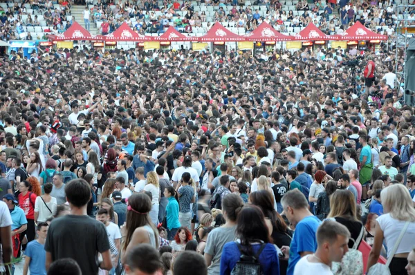 A stadionban egy élő koncerten tömeg — Stock Fotó