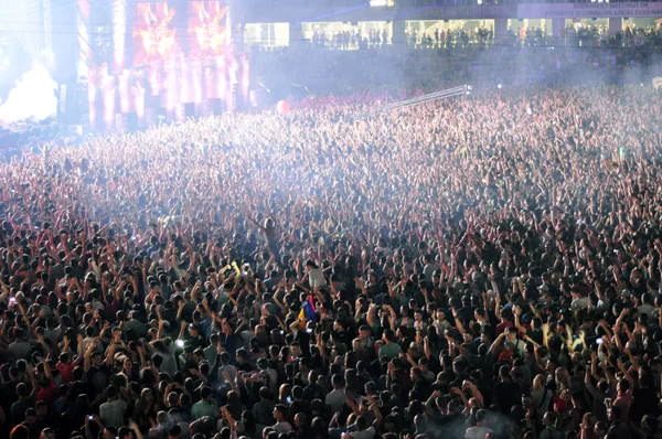 Parti kalabalık bir konserde — Stok fotoğraf