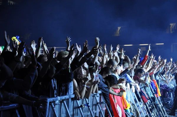 Gente del partito nel cerchio d'oro ad un concerto — Foto Stock