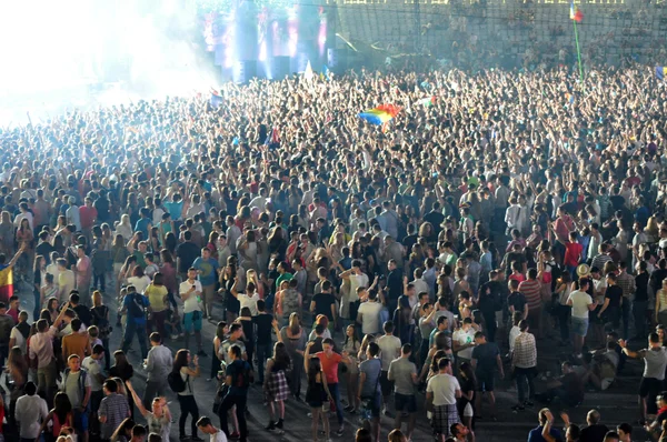 Festa multidão dançando em concerto — Fotografia de Stock