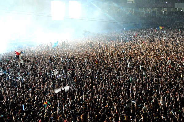 Menigte van mensen verhogen hun handen op een concert — Stockfoto
