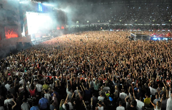 Dj realiza um show ao vivo no palco — Fotografia de Stock