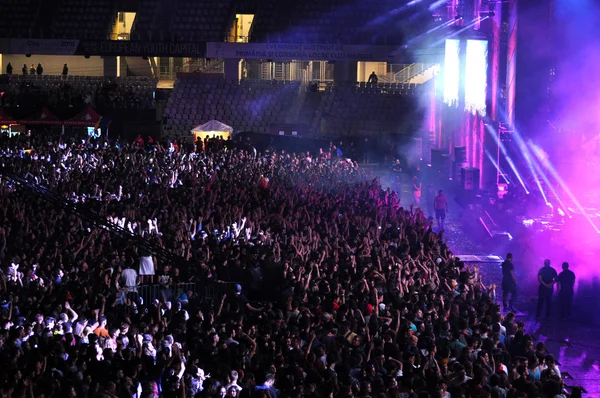 Multitud de personas con las manos levantadas en un concierto — Foto de Stock