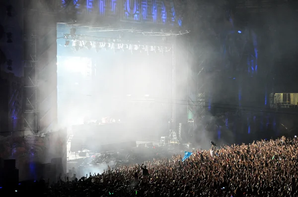 Parti kalabalık bir konserde — Stok fotoğraf