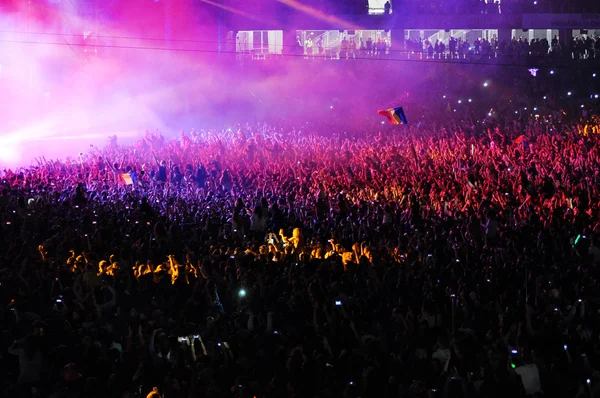 Ellerini bir konserde yükselterek insan kalabalığı