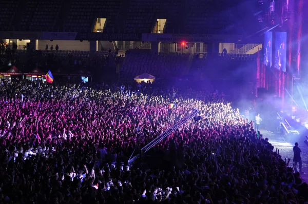 Multidão de pessoas com as mãos levantadas em um concerto — Fotografia de Stock