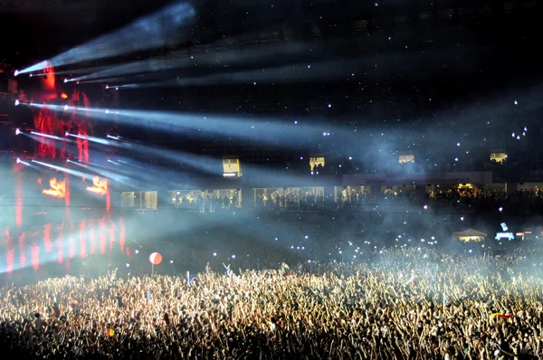 Parti kalabalık bir konserde