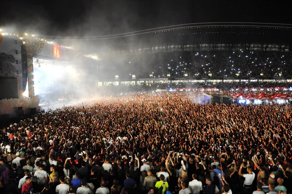 Stadion pełny z tłumu ludzi partii — Zdjęcie stockowe