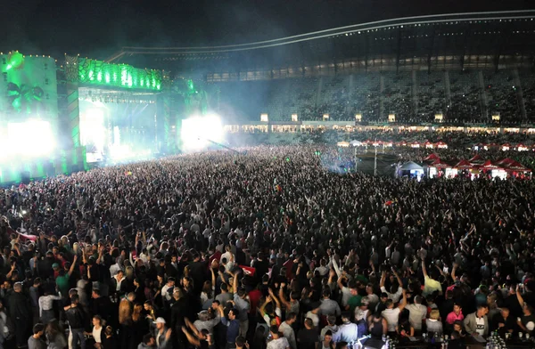 Parti kalabalık bir canlı konser