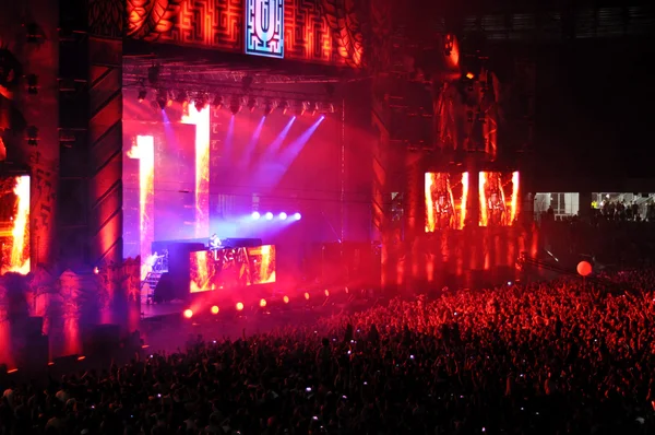 Parti kalabalık bir konserde