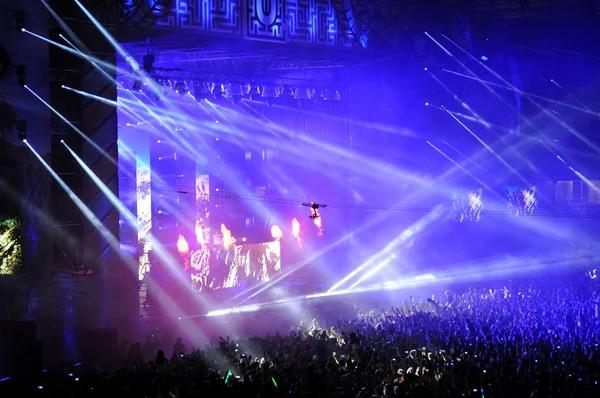 Multidão de pessoas em um estádio em um concerto — Fotografia de Stock