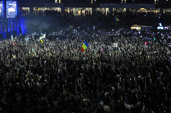 Stadyum parti insan kalabalığı ile tam