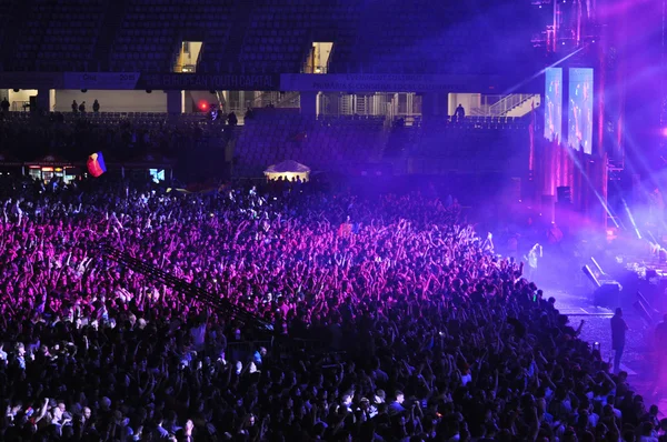 Multidão de pessoas com as mãos levantadas em um concerto — Fotografia de Stock