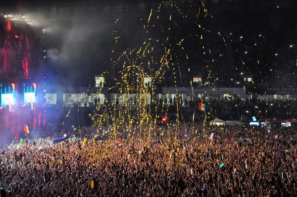 Multidão de pessoas durante um concerto de David Guetta — Fotografia de Stock