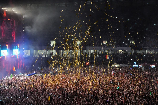 Ayrılık kalabalık insan David Guetta konser sırasında
