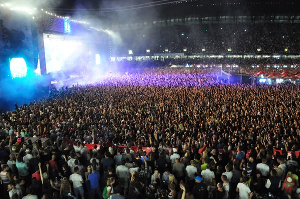 Avskeds skara människor under en David Guetta konsert — Stockfoto