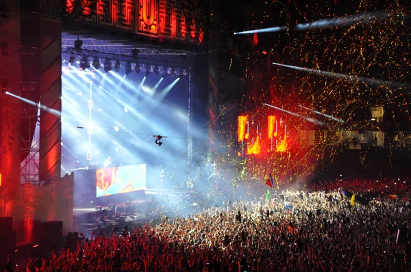 DJ Sahne Alanı'nda canlı bir gösterisi yapar