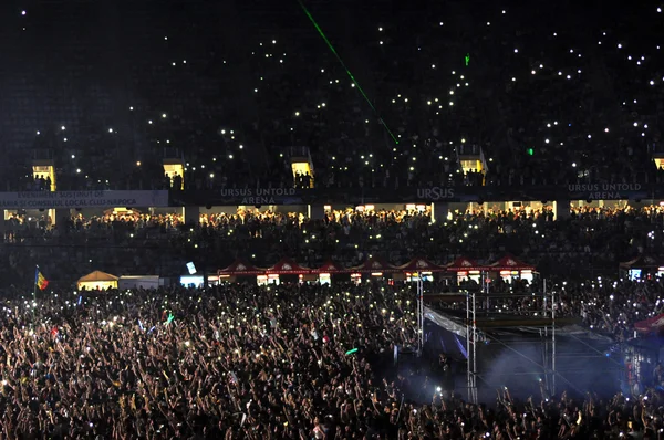 DJ Sahne Alanı'nda canlı bir gösterisi yapar