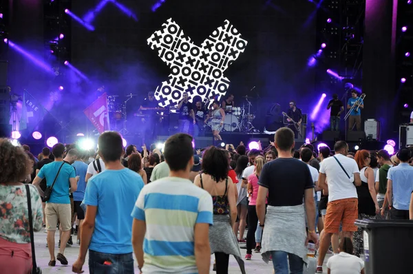 Band performs a live concert on the stage — Stock Photo, Image