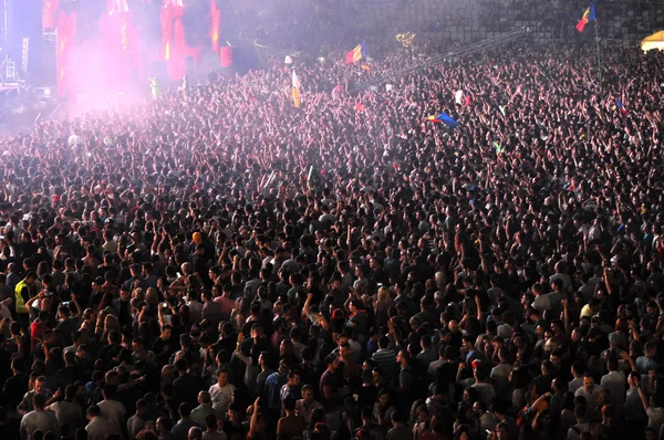 Partij menigte dansen op concert Stockfoto