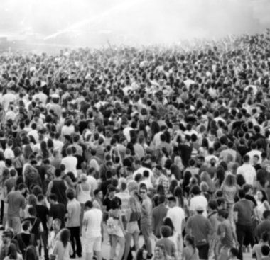 Bulanık kalabalık bir konserde