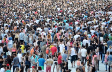 Bulanık kalabalık bir konserde