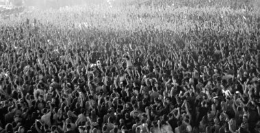 Bulanık kalabalık bir konserde