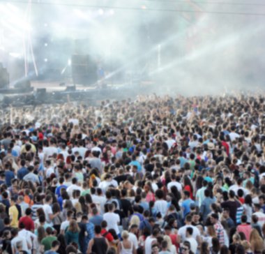 Bulanık kalabalık bir konserde