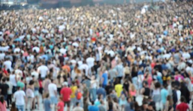 Bulanık kalabalık bir konserde