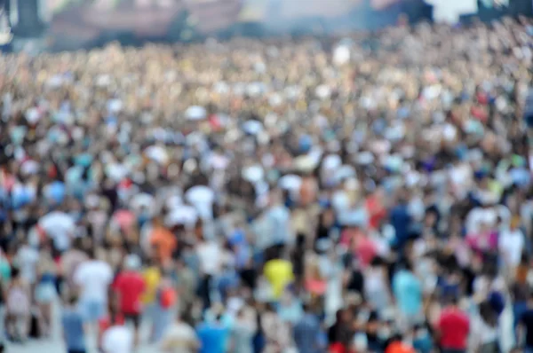 Bulanık kalabalık bir konserde — Stok fotoğraf