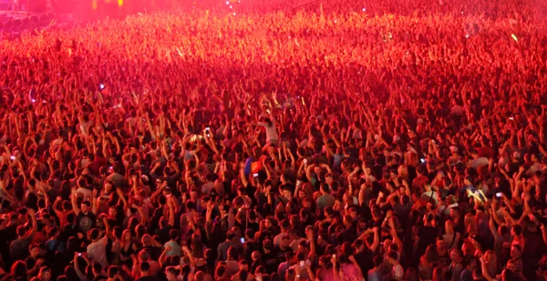 Размытая толпа на концерте — стоковое фото