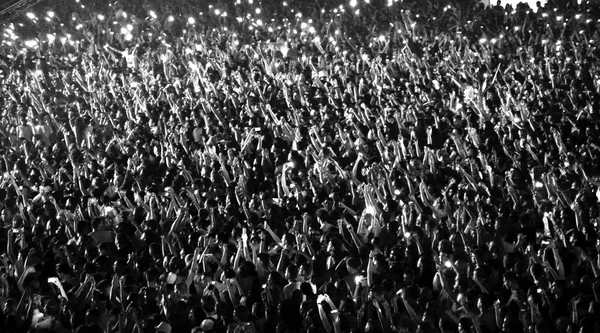 Multidão desfocada num concerto — Fotografia de Stock