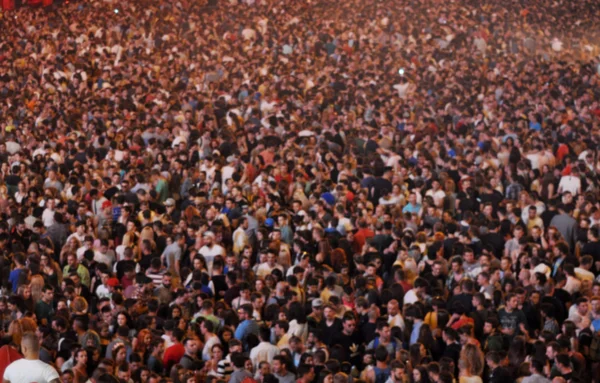 Bulanık kalabalık bir konserde