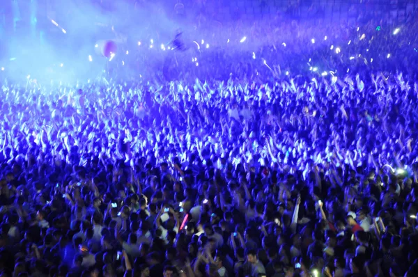 Multitud de personas borrosas — Foto de Stock