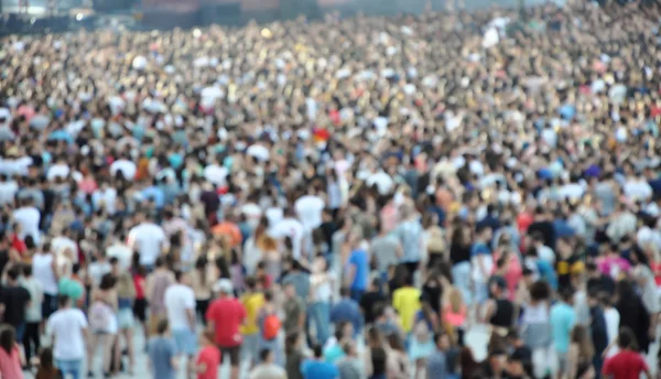 Bulanık kalabalık bir konserde — Stok fotoğraf